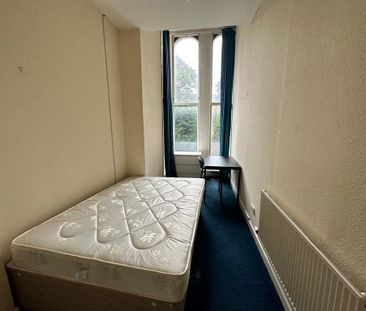 3 bedroom flat to rent - Photo 2