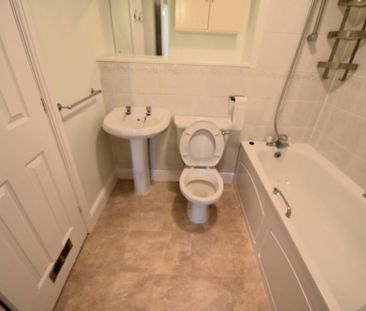 2 bedroom Flat in Flat 3, Leeds - Photo 4