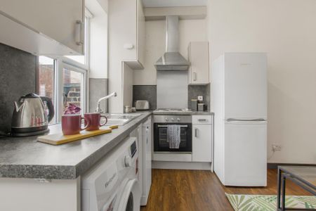 15 HYDE PARK TERRACE Leeds - LS6 1BJ - Photo 3