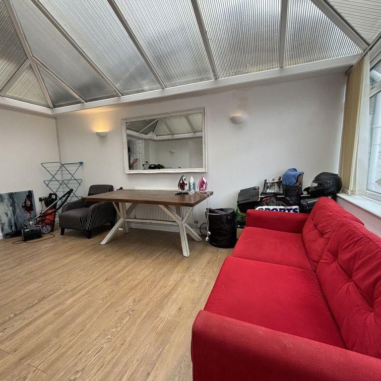 1 bedroom in a house share to rent - Photo 1