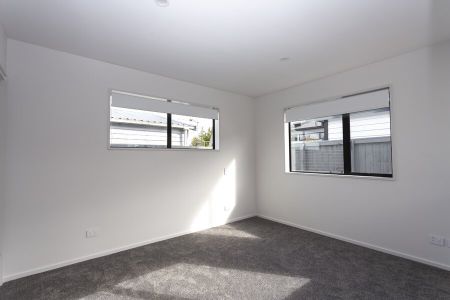 Near New Spacious 2 Bedroom Townhouse! - Photo 2