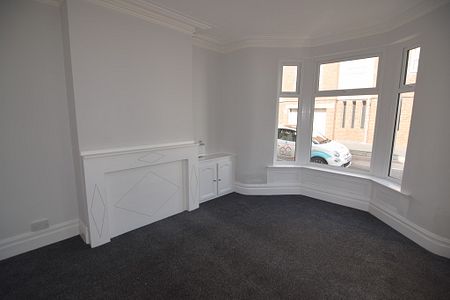 To Let 3 Bed End Terraced House - Photo 2