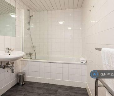 1 bedroom in a flat share to rent - Photo 2