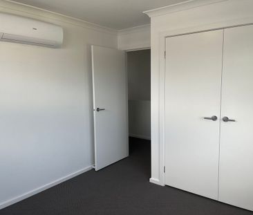 IDEALLY POSITIONED THREE BEDROOM TOWNHOUSE - Photo 5