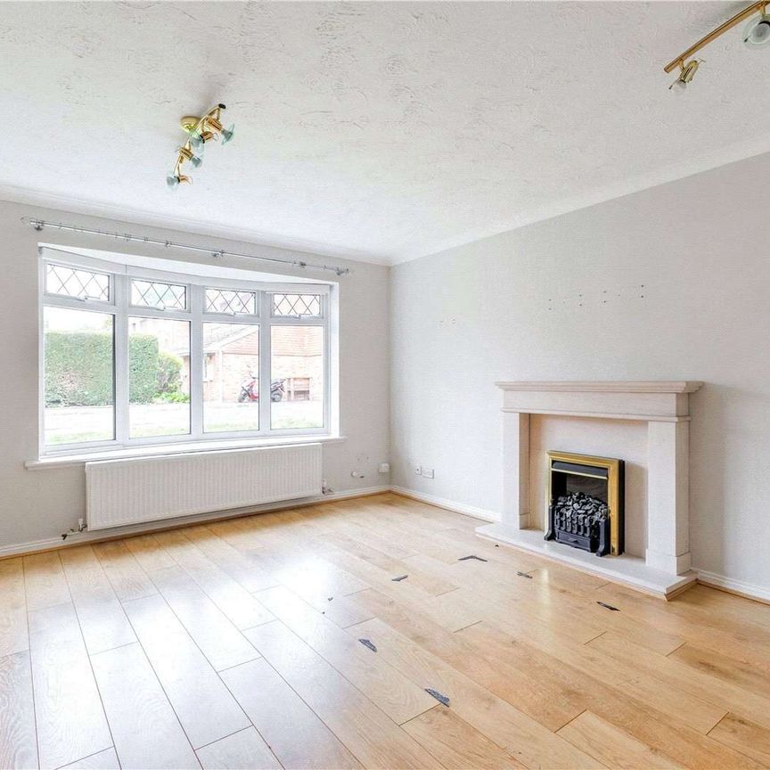 A detached family home situated in the heart of Sunningdale. - Photo 1