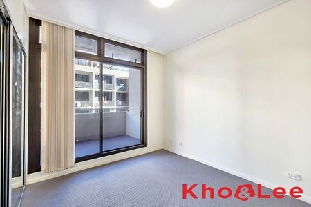 TWO BEDROOM APARTMENT WITH STUNNING CITY VIEWS - Photo 3