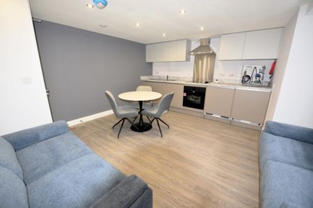 3 bedroom Flat in Flat 2, Leeds - Photo 4