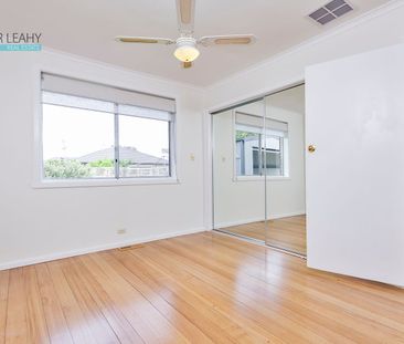 Spacious & Comfortable Family Home in Prime Location - Lawn Mowing ... - Photo 1