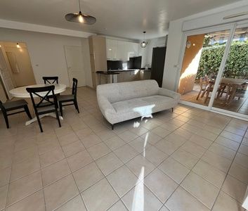 Location Appartement 3 pièces 77m² LE PRADET 83220 - Photo 2