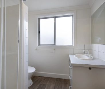 Recently updates & perfectly located in a quiet central street. - Photo 4