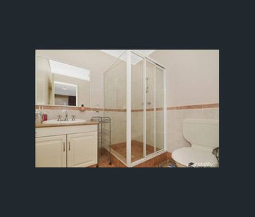 Low maintenance 3 Bedrooms house in the best location - Photo 2