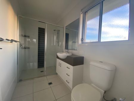 Stunning! 4 Bedroom Home - Available Now - The Meadows - Photo 3