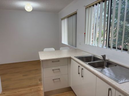 Spacious & Modern 2-Bedroom Apartment - Prime Corrimal Location - Photo 3