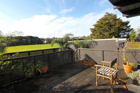 Remuera 1 bedroom unit plus an office with private garden and carport - Photo 3