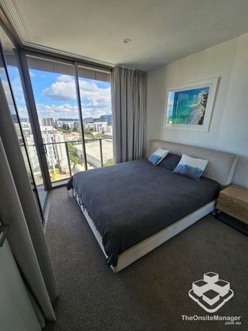 Stylish & Spacious 2-Bedroom Apartment Steps from the Brisbane River! - Photo 5