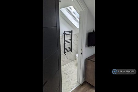 1 bedroom in a house share to rent - Photo 2