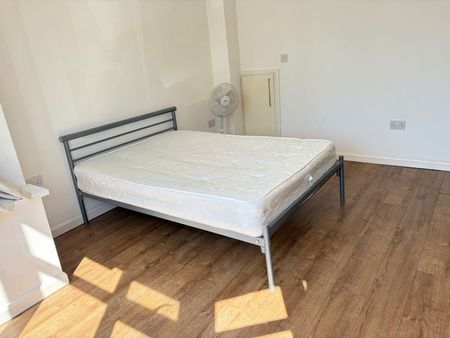 3 Bed Flat, Very Near Brunswick Road Area, W5 - Photo 5
