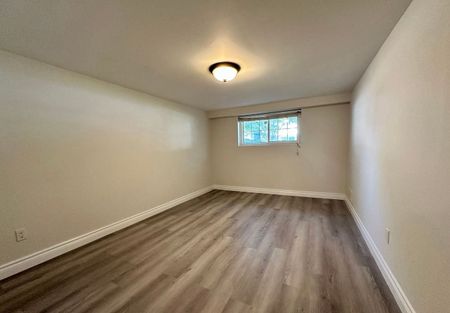 For Lease - 2406 Ventura Drive, Oakville, Ontario - Photo 2