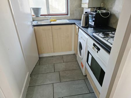 2 Bed Flat, Ruskin Avenue, E12 - Photo 5