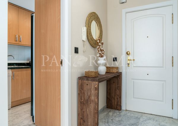 Apartment with sea views in a beachfront community Playa Rocio in Puerto Banús