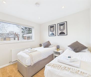 3 bedroom Bungalow in Park Road, Farnborough - Photo 3