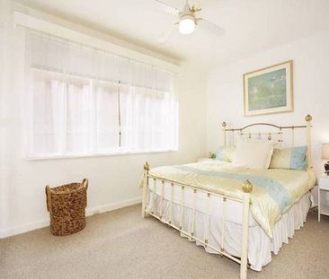 SPACIOUS TWO BEDROOM APARTMENT - Photo 3