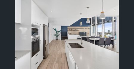 A Statement of Luxury – Exclusive Three-Level Penthouse with Rooftop Garden and Coastal Views - Fully Furnished - Photo 5