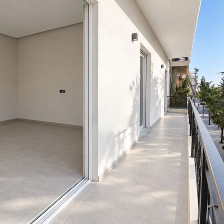 Ριζικά Ανακαινισμένο Διαμέρισμα 80 τ.μ. στην Αγία Βαρβάρα με 3 Καινούργια Κλιματιστικά, Θέα & 2 Λεπτά από το Μετρό, € 830, 80 τ.μ. - Φωτογραφία 3