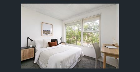 Immaculately refurbished two-bedroom apartment - Photo 3