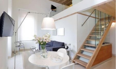 Spagna: Beautifully renovated 2 Bedroom, 2 bath loft located on high bright floor. Entrance, living room, views of Trinità dei Monti, modern kitchen, air conditioning, elevator. Ref 1634 - Foto 2