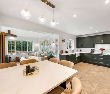 A beautifully renovated five bedroom detached home, offering a true... - Photo 1