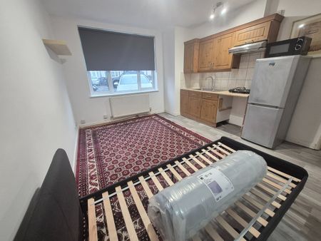 Studio Flat, Wesley Avenue, NW10 - Photo 2