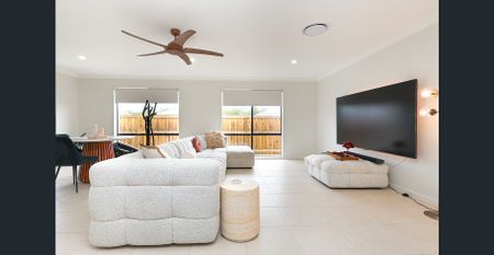 Spacious family home in the heart of Jimboomba - Photo 3