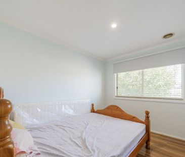 3 BEDROOM HOME IN CRANBOURNE WEST! - Photo 2