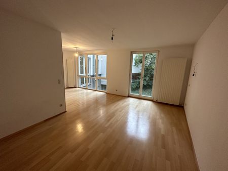 KARLSPLATZ IS CALLING: ruhige 2-Zimmer-Wohnung mit Gemeinschaftsdachterrasse! - Photo 3