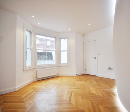 Two Bedroom Flat to rent in London - Photo 3