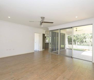 Something Special - Top Quality Modern Home - Fully Fenced - Photo 2