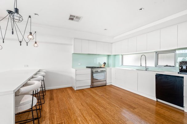 Quality townhouse capturing water and city views - Photo 1