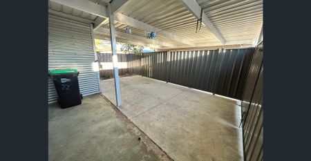 FRESHLY RENOVATED THREE BEDROOM FAMILY HOME!! - Photo 4