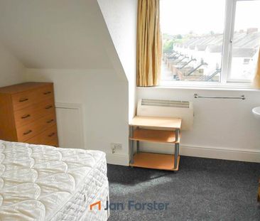 1 Bedroom Flat - Photo 2