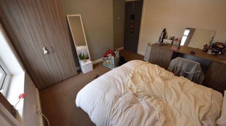 8 bedroom House in & Meadow View, Leeds - Photo 2