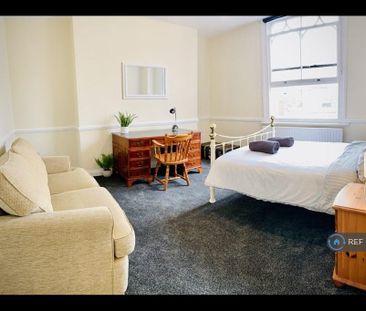 3 bedroom flat to rent - Photo 2