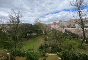 Apartamento T2 para arrendamento sem móveis com piscina nas Laranjeiras, Lisboa