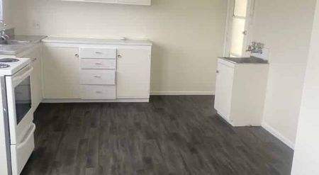 Spacious 2-Bedroom Flat - Photo 4