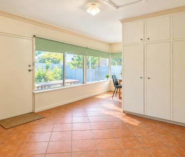 Spacious Furnished Family Home in the Heart of Victor Harbor - Photo 2
