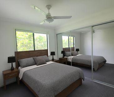 Spacious 4-Bedroom Townhouse with Double Garage - Photo 3