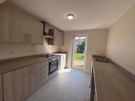 2 bedroom semi-detached house to rent - Photo 4