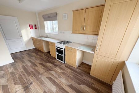 2 bedroom semi-detached house to rent - Photo 5