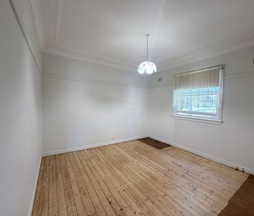 Charming Three-Bedroom Family Home in a Convenient Location for Lease - Photo 6