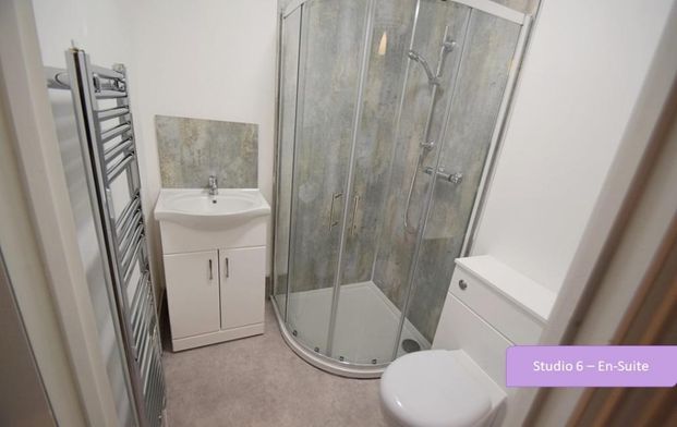 1 bedroom in a house share to rent - Photo 1
